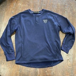 Under Armour baseball sweatshirt with front pockets.